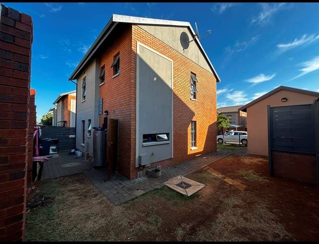 3 BEDROOM TOWNHOUSE TO LET IN MONTANA
